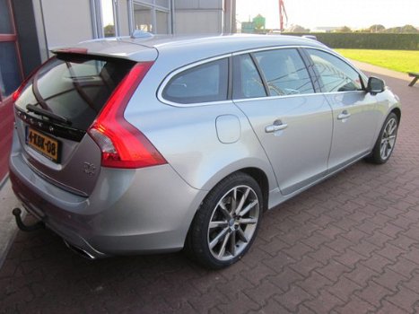 Volvo V60 - 2.4 D6 AWD PLUG-IN HYBRID SUMMUM LEER/AFN. TREKHAAK/DVD+SCHERMEN - 1