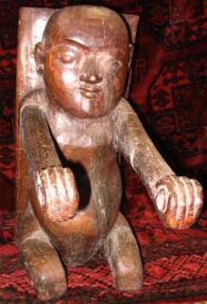 Oud houten beeld uit Nepal. hoogte 55 cm