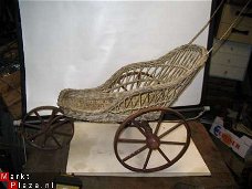 Antieke rieten poppenwagen rond 1860 geen copie .