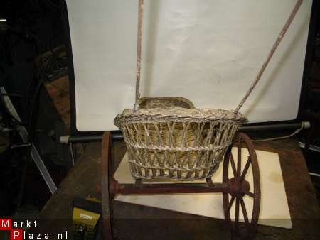 Antieke rieten poppenwagen rond 1860 geen copie . - 2