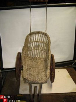 Antieke rieten poppenwagen rond 1860 geen copie . - 4