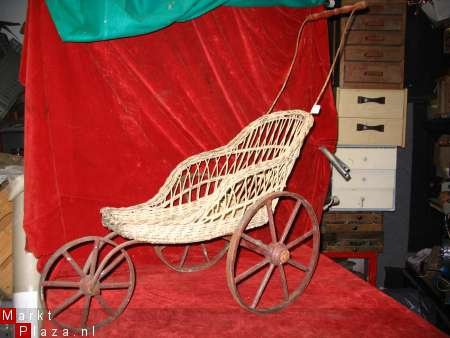 Antieke rieten poppenwagen rond 1860 geen copie . - 7
