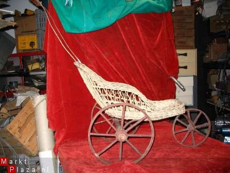 Antieke rieten poppenwagen rond 1860 geen copie . - 8