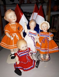 Porseleinen popjes + aankleding (prijs is per stuk). - nr. 1