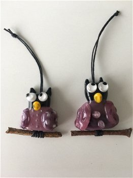 Twee handgemaakte uilen paars van glas op een stokje NIEUW. - 1