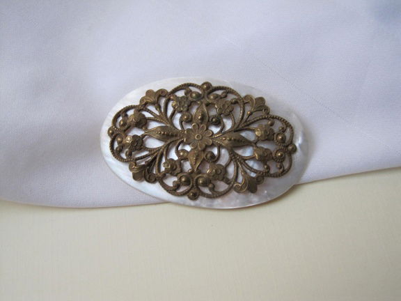 Broche antiek Art Nouveau parelmoer met koperen versiering 6.4x4.0 cm - nr. 1