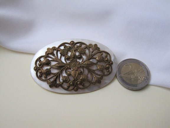 Broche antiek Art Nouveau parelmoer met koperen versiering 6.4x4.0 cm - Afbeelding 4