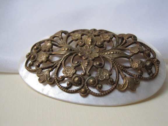 Broche antiek Art Nouveau parelmoer met koperen versiering 6.4x4.0 cm - Afbeelding 5