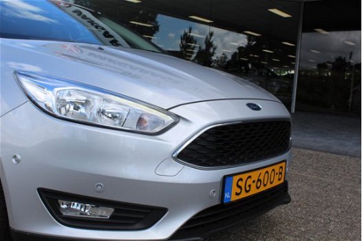 Ford Focus - 1.0 TITANIUM, vol opties zeer luxe Navigatie, Cruise control, climate control - 1