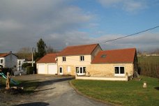 08210 euilly-et-lombut/carignan: mooie vrijst. woning.