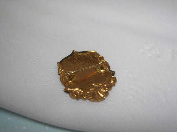 Broche antiek religie goudkleurig met emaille wapenschild model 3.1x2.5 cm. - nr. 1