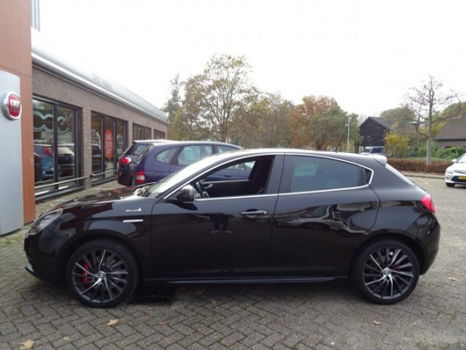 Alfa Romeo Giulietta - 2.0 JTDm 150pk Exclusive QV Line 2e Eig NAVI/LMV()/ALCANTARA/PARKPILOT/ELEK - 1