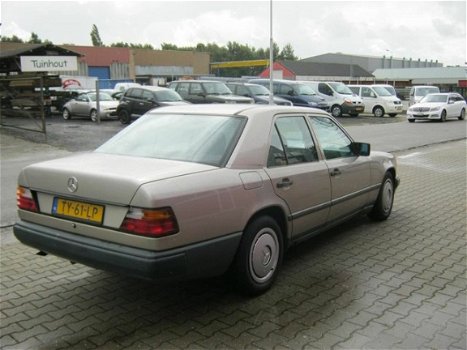 Mercedes-Benz 250 - (W124) D - 1