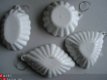 4 wit porseleinen bakvormpjes 11 cm nieuw met ophanghaakje - 1 - Thumbnail