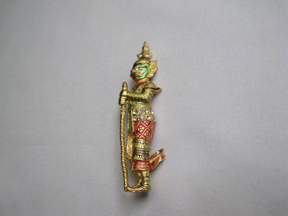 Broche goudkleurig en rood groen emaille indonesische krijgsman. 6.8x1.9 cm - nr. 1