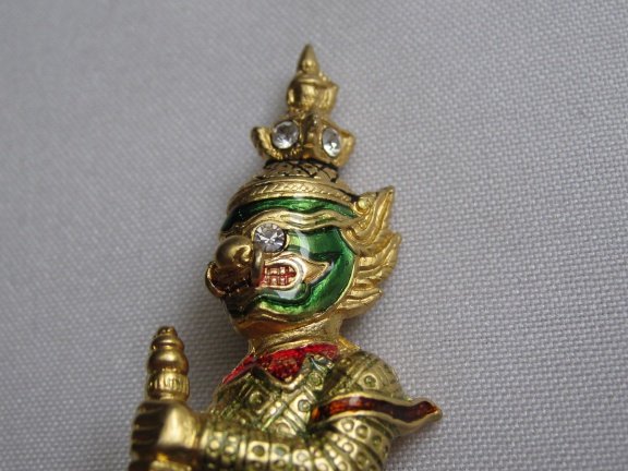 Broche goudkleurig en rood groen emaille indonesische krijgsman. 6.8x1.9 cm - Afbeelding 2