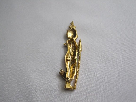 Broche goudkleurig en rood groen emaille indonesische krijgsman. 6.8x1.9 cm - Afbeelding 4