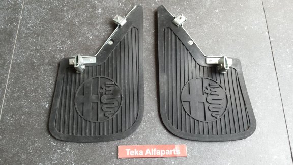 Alfa Romeo Spatlappen 701752 / 701751 / L+R Mudflaps Schmutzfänger Paraspuzzi NOS - 0