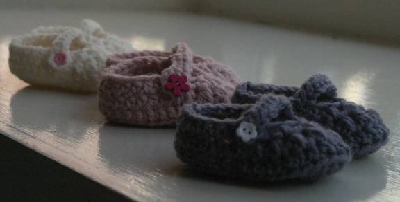 Lieve gehaakte babyslofjes (handmade) - Afbeelding 2