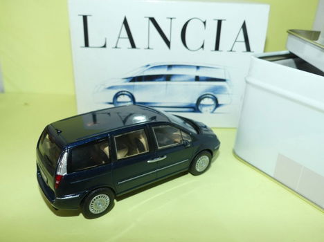 1:43 NOREV 781000 Lancia Phedra MPV monovolume donkerblauw (in blikken doosje) - 1