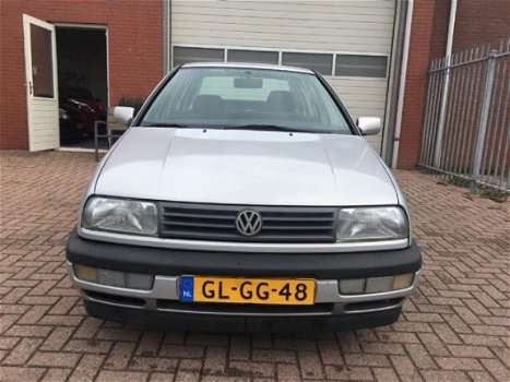 Volkswagen Vento - 1.8 GL - 1