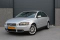 Volvo S40 - 2.5 T5 Momentum 220PK 2004 NAP/ Clima/ Cruise/ Leder/ Trekhaak/ Elek. ramen + spiegels/ - 1 - Thumbnail