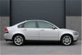 Volvo S40 - 2.5 T5 Momentum 220PK 2004 NAP/ Clima/ Cruise/ Leder/ Trekhaak/ Elek. ramen + spiegels/ - 1 - Thumbnail