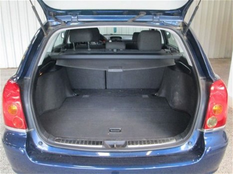 Toyota Avensis Wagon - 1.8 VVTi Linea Luna - 1