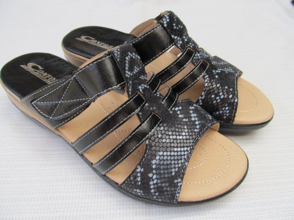 DAMES ZOMER SLIPPER / ZWART / MET KLITTENBANDJE / MATEN 36 T/M 41. - nr. 1