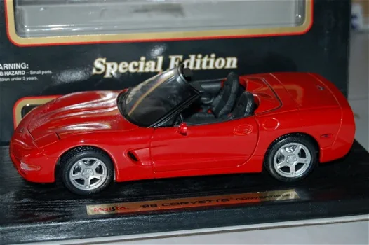 1:18 Maisto Chevrolet Corvette Cabrio rood 1998 de verpakking is al wel wat beschadigd ! - 1