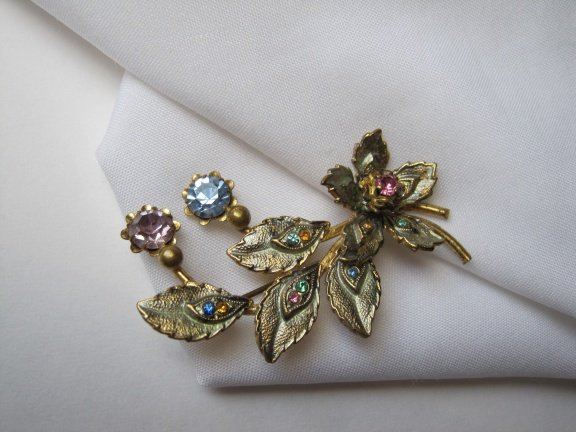 Broche goudkleurig blad bloemmodel gekleurde Oostenrijks kri - nr. 1