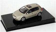 1:43 AutoArt Volkswagen Golf V 5d beigemetallic dealer uitgave