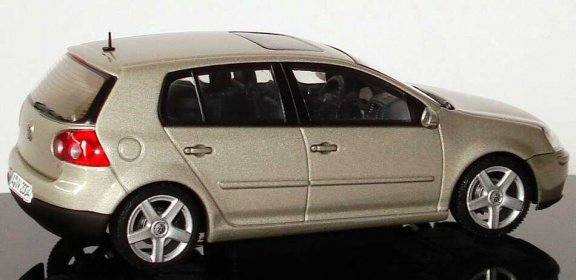 1:43 AutoArt Volkswagen Golf V 5d beigemetallic dealer uitgave - 1