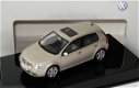 1:43 AutoArt Volkswagen Golf V 5d beigemetallic dealer uitgave - 2 - Thumbnail