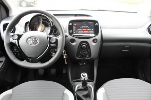 Toyota Aygo - 1.0 VVT-I X-FIRST | Rijklaar | Nieuwe type | Aygo X-beat audio - 1