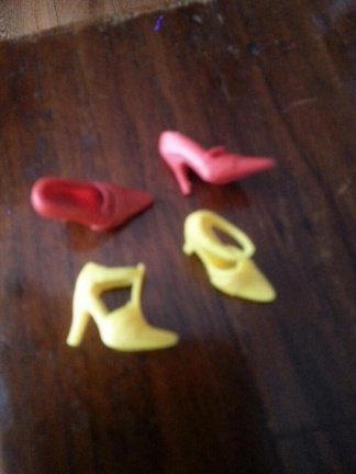 2 paar barbie schoentjes met hakje geel en rood - nr. 1