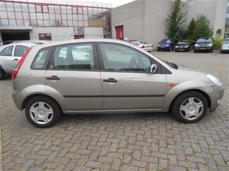 Ford Fiesta - 1.4-16V Ghia AUTOMAAT - 1