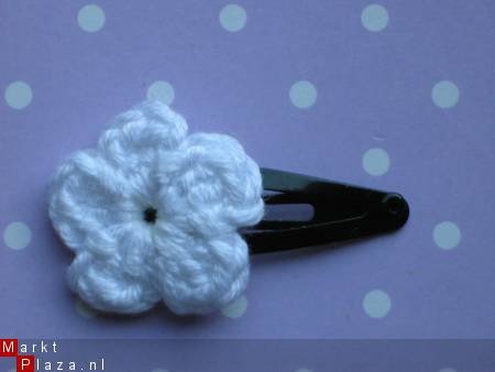 ** Baby haarclip met gehaakt bloemetje (zwart/wit) - nr. 1