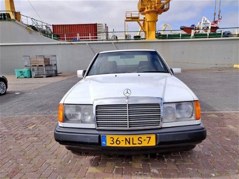 Mercedes-Benz 200-serie - 200 E - 1