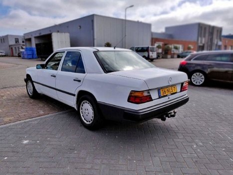 Mercedes-Benz 200-serie - 200 E - 1