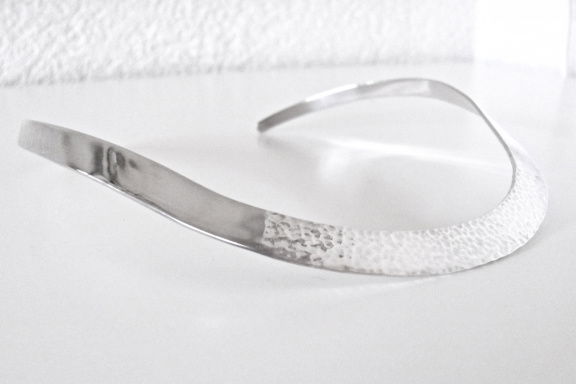 NIEUW Zilveren spangcollier hamerslag INCLUSIEF VERZENDEN! - Afbeelding 2
