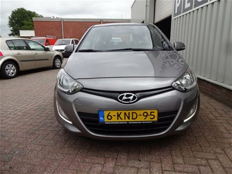 Hyundai i20 - 1.1 D Navigarie Parkeersens 1L op 30KM BUSINESS EDITION - 1