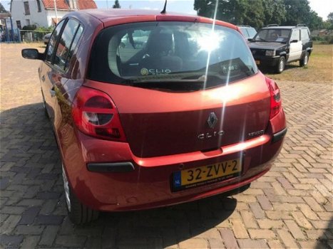 Renault Clio - 1.6 16v privilege luxe - 1