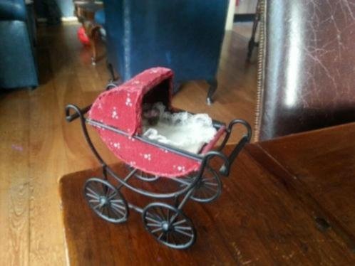 poppenhuis miniaturen kinderwagen met bekleding - nr. 1