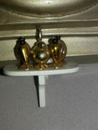 poppenhuis miniaturen plankje met flesjes parfum - nr. 1