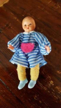 poppenhuis ministuren caco popje baby 5 cm - nr. 1