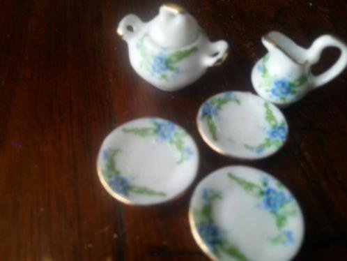 poppenhuis miniaturen mini melkkannetje en suikerpotje en 3 bordjes - nr. 1