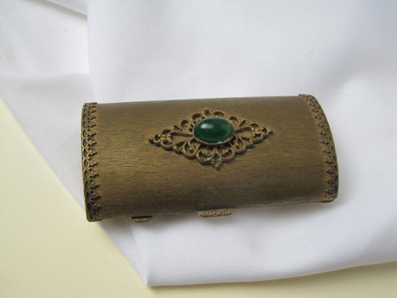 Doosje antiek bewerkt met groene steen 9.2x4.6 cm. - nr. 1