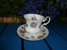 kop en schotel van Royal Albert sweet violet, klein / groot model.