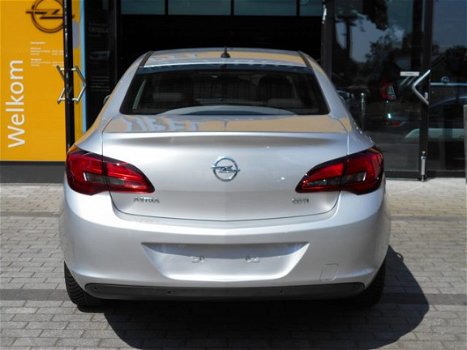 Opel Astra - 1.6CDTi S/S Design Edition sedan 4-drs Navi/LMV/Airco - 1